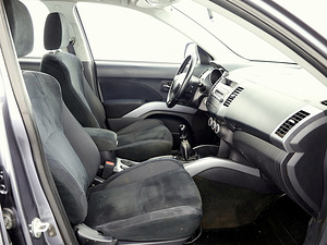 Mitsubishi Outlander Comfort 4x4 2.0 Di-D 103kW (6 foto / 7)