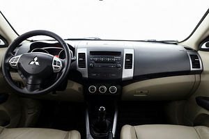Mitsubishi Outlander Luxury 2.0 DI-D 103kW (5 фото из 9)