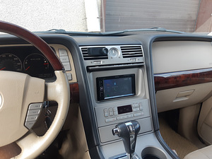 Lincoln Navigator (8 foto / 8)