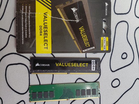 Оперативная память DDR4 Corsair 1×16 ГБ, в подарок ещё DDR4 8 ГБ