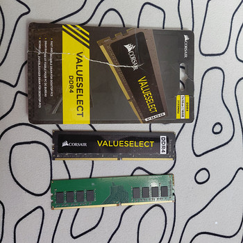 Оперативная память DDR4 Corsair 1×16 ГБ, в подарок ещё DDR4 8 ГБ