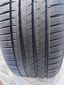КОМПЛЕКТ НОВЫХ летних покрышек Michelin Pilot Sport 4 SUV (2 фото из 6)