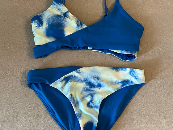Tie-dye mustriga bikiinikomplekt