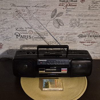 Retro Panasonic 80s RX-FS400 raadio kassett makk