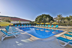 OJI BEACH HOTEL (1 фото из 10)