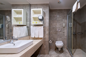 LAKE & RIVER SIDE HOTEL & SPA (8 фото из 10)