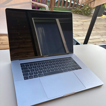 2017 MacBook Pro 15" i7 16gb 500gb Radeon Pro 560