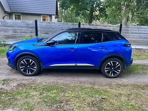 Peugeot E-2008 GT (2 фото из 11)