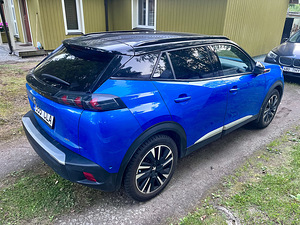Peugeot E-2008 GT (5 фото из 11)