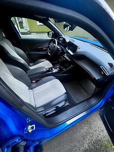 Peugeot E-2008 GT (4 фото из 11)