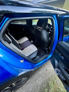Peugeot E-2008 GT (3 фото из 11)