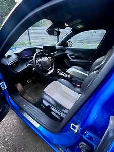 Peugeot E-2008 GT (7 фото из 11)