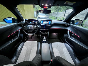 Peugeot E-2008 GT (8 фото из 11)