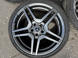 19" Mercedes-Benz AMG разноширокие диски 5x112 + летние шины (6 фото из 10)
