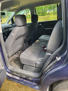 Volkswagen Touran 1,9 74 kw 7 kohta (7 foto / 8)