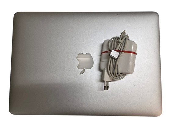 Ноутбук Apple MacBook Air (2015) + зарядка