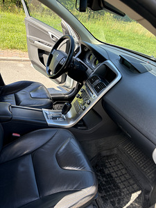 Volvo XC60 2,4D 136kw 4x4 (8 foto / 15)