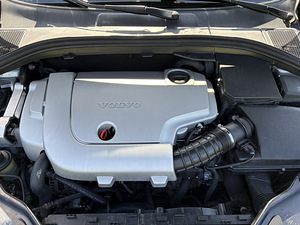 Volvo XC60 2,4D 136kw 4x4 (13 foto / 15)