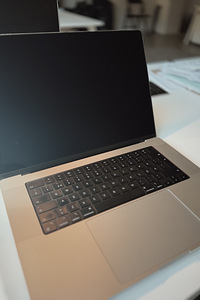 Macbook Pro M3 Max, 36GB, 1TB, Silver (2 foto / 4)