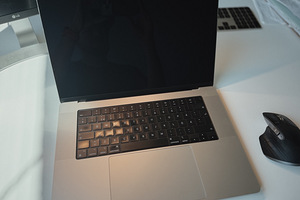 Macbook Pro M3 Max, 36GB, 1TB, Silver (3 foto / 4)