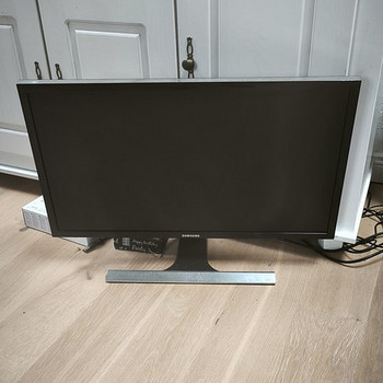 Samsung U28E590D