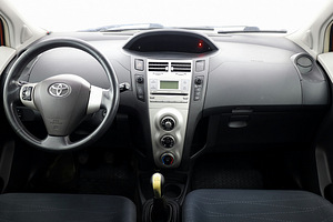 Toyota Yaris Linea Sol A-C 1.3 64kW (5 foto / 8)