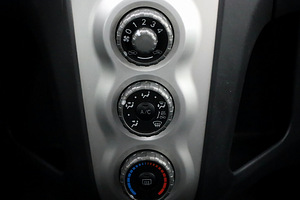 Toyota Yaris Linea Sol A-C 1.3 64kW (8 foto / 8)