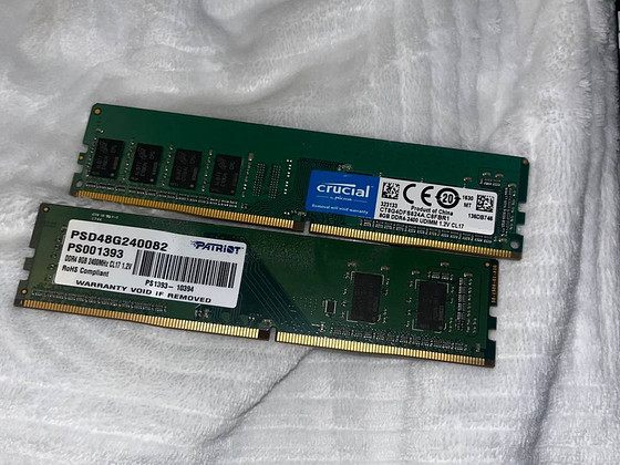 Kaks 8 GB DDR4 mälumoodulit
