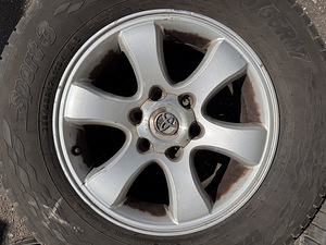 17" Toyota originaalveljed 6x139,7 + suverehvid 265/65/17 (4 foto / 7)