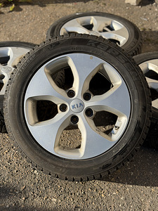 16" Kia originaalveljed 5x114,3 +naastrehvid 205/55/16 (1 foto / 9)