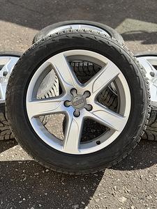 18" оригинальные диски Audi 5x112 + шипованные шины 235/55/18 (7 мм) (1 фото из 8)