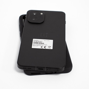 Телефон OnePlus 15R 256GB 7400mAh 165Hz (2 фото из 3)