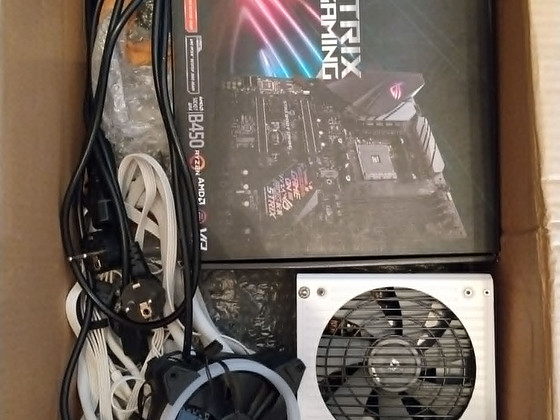 Erinevad arvutijupid – Corsair RM850x, ASUS ROG B450-F, vent