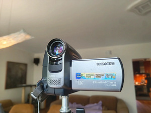 Samsung VP-D371 MiniDV видеокамера (3 фото из 8)