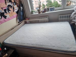 Кровать и матрас (2 фото из 3)
