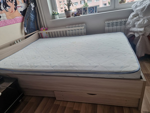 Кровать и матрас (3 фото из 3)