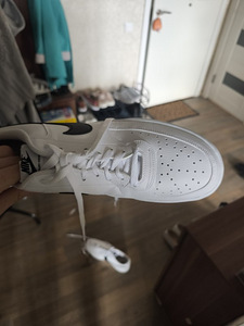 Кроссовки NIKE (1 фото из 3)