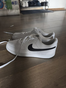 Кроссовки NIKE (3 фото из 3)