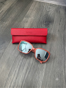 Новые солнцезащитные очки Guess (1 фото из 4)