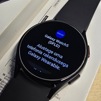 2 смарт-часов Samsung Galaxy Watch 5 LTE и Garmin Vivosmart