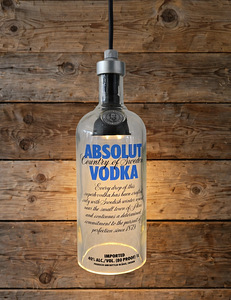 Absolut 1L pudelist rippvalgusti (1 foto / 2)