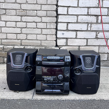 Музыкальный центр Panasonic SA-AK40E-K с оригинальными колонками.
