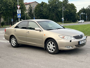 TOYOTA CAMRY (2 фото из 13)