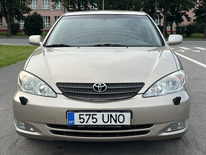 TOYOTA CAMRY (3 фото из 13)