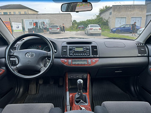TOYOTA CAMRY (9 фото из 13)