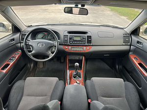 TOYOTA CAMRY (10 фото из 13)