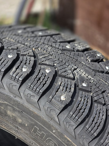 Продам шипованные шины Nokian 195/65 R15 (1 фото из 3)