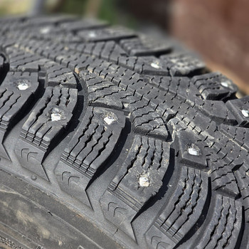 Продам шипованные шины Nokian 195/65 R15