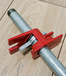 Kaheksast 3/4” toruklambrist koosnev komplekt koos torudega (3 foto / 5)
