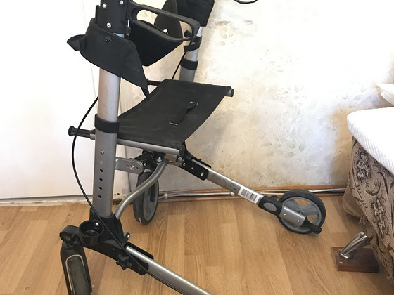 Eakate käimisraam-rulaator Mobilus Lite Vitea Care